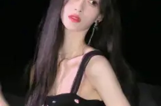 刚分手一周！八卦媒体爆料：维尼修斯在私人场所与数位女性聚会